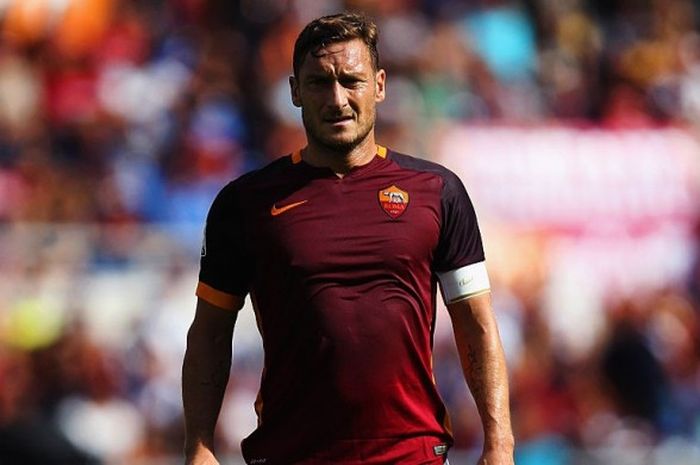 Kapten tim AS Roma, Francesco Totti, dalam pertandingan Serie A 2015-2016 menghadapi Sassuolo di Stadio Olimpico, Roma, Italia, pada 20 September 2015.