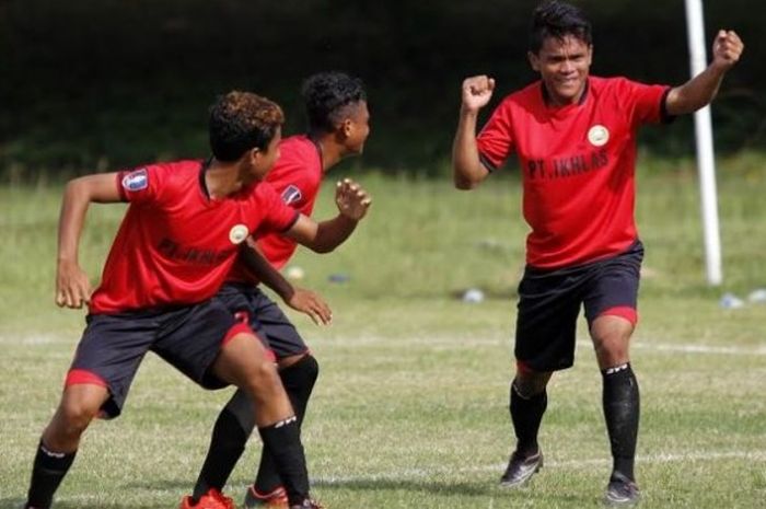 Selebrasi mannequin challenge ala pemain Persihaltim U-17 seusai mencetak gol ke gawang PSAP U-17 pada laga putaran nasional Piala Soeratin 2016 di Stadion Pandanaran, Ungara, Jawa Tengah, Minggu (20/11/2016) sore. 