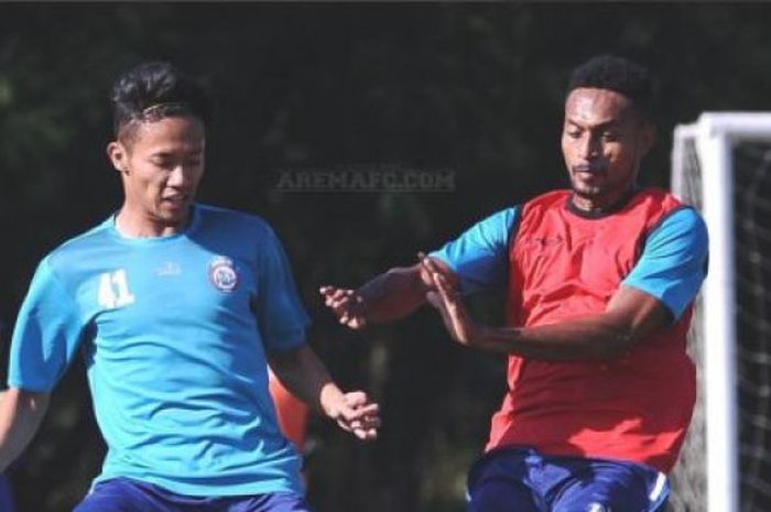 Marko Kabiay membayangi Dendi Santoso saat sesi latihan bersama Arema FC.