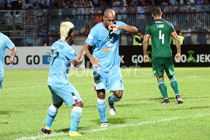 Penyerang Persela Lamongan, Loris Arnaud, melakukan selebrasi seusai mencetak gol ke gawang PSMS Medan, pada laga lanjutan Liga 1 2018, Minggu (29/4/2018) di Stadion Surajaya Lamongan.