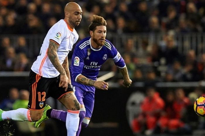 Aksi penyerang Valencia, Simone Zaza (kiri), melewati kawalan bek Real Madrid, Sergio Ramos, dalam partai La Liga di Stadion Mestalla, Valencia, 22 Februari 2017.