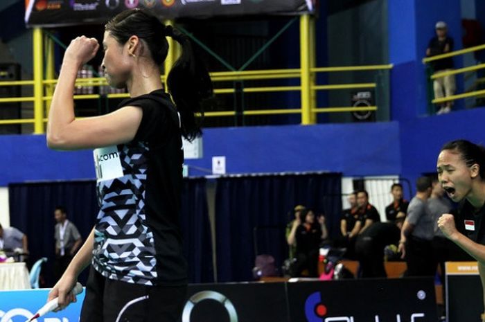 Pasangan ganda putri Indonesia, Della Destiara Haris/Rizki Amelia Pradipta, mengembalikan kok ke arah Cao Tong Wei/Yu Zheng (China) pada partai keempat Kejuaraan Beregu Asia 2018. Della/Rizki Menang 21-14, 19-21, 23-21 di Stadium Sultan Abdul Halim, Kamis (8/2/2018).