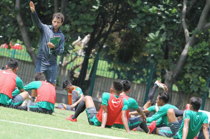 Pelatih Timnas  U-23 Indonesia Luis Milla memberikan instruksi saat memimpin latihan di Lapangan ABC, Kompleks Gelora Bung Karno (GBK), Senayan, Jakarta Pusat, Selasa (20/2/2018). Pemusatan latihan ini dilakukan untuk persiapan menuju Asian Games 2018.