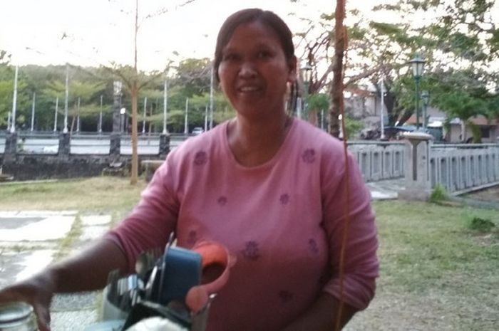 Ibu Maryati di area Stadion Manahan, Solo, Kamis (3/8/17).