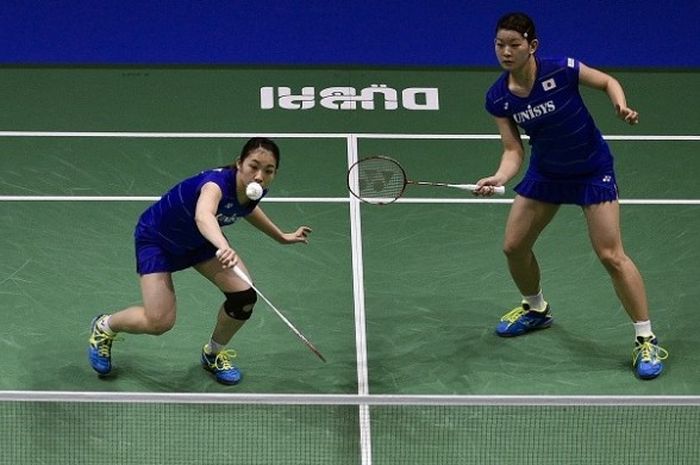 Pasangan ganda putri Jepang, Misaki Matsutomo/Ayaka Takahashi, mengembalikan kok ke arah Kamilla Rytter Juhl/Christinna Pedersen (Denmark). Matsutomo/Takahashi menang dengan 21-12, 21-11 pada laga semifinal BWF Superseries Finals  yang berlangsung di Hamdan Sports Complex, Dubai, Sabtu (17/12/2016).