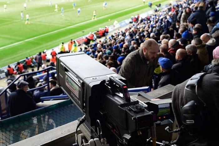 Sebuah kamera dari salah satu stasiun TV tengah meliput pertandingan antara Leicester City melawan Norwich City di stadion The King Power, Leicester, 27 February 2016.