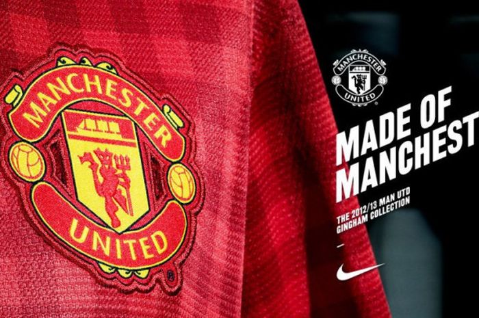 Poster promosi Manchester United saat meluncurkan kostum musim 2012-2013