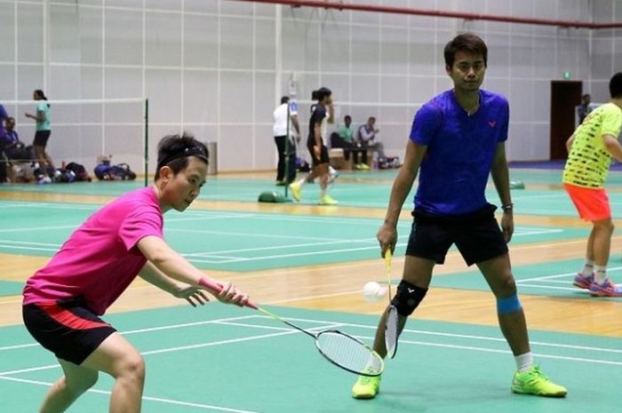 Pasangan ganda campuran Indonesia, Tontowi Ahmad/Liliyana Natsir, sedang menjalani sesi latihan persiapan China Terbuka di Haixia Olympic Center, Senin (14/11/2016).