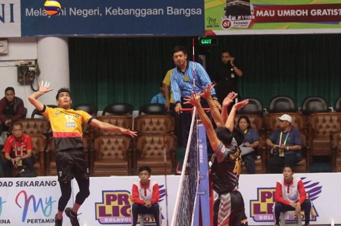 Pebola voli putra Surabaya Bhayangkara Samator, Rivan Nurmulki bersiap melakukan smes ke arah tim Jakarta Garuda pada laga putaran pertama seri kedua Proliga 2019 di GOR Tridarma, Gresik, Sabtu (15/12/2018).