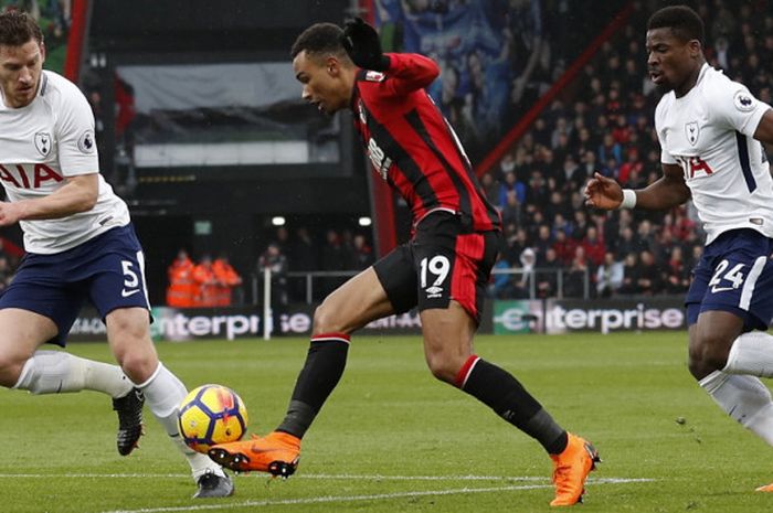 Aksi gelandang Bournemouth, Junior Stanislas (tengah), saat mencoba menguasai bola dari adangan dua bek Tottenham Hotspur, Jan Vertonghen (kiri) dan Serge Aurier, dalam laga Liga Inggris 2017-2018 di Stadion Vitality, Bournemouth, Inggris, pada Minggu (11/3/2018).