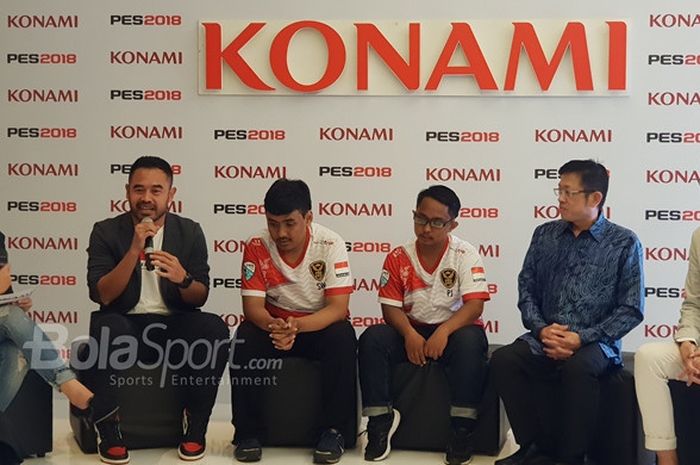 Mantan kapten timnas Indonesia, Ponaryo Astaman, berbicara dalam acara diskusi media soal keberadaan PES 2018 pada Asian Games di Jakarta, Jumat (24/8/2018).