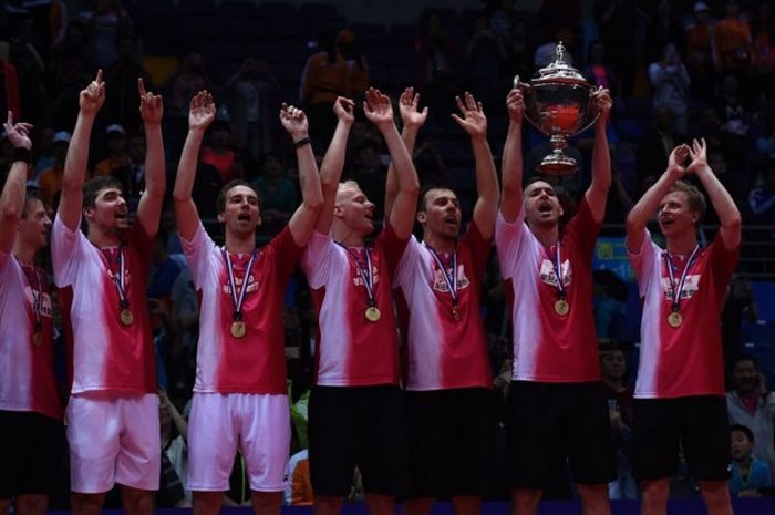   Tim Denmark mengangkat trofi Piala Thomas setelah memenangi laga babak final atas Indonesia, 3-2, di Kunshan Sports Center, Kunshan, China, Minggu (22/5/2016).   