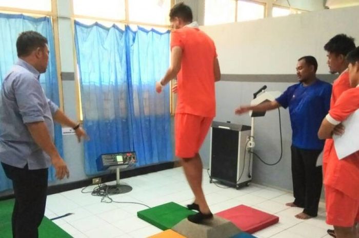Para pemain Persija tengah melakukan tes fisik di laboratorium Somatokinetika Universitas Negeri Jakarta (UNJ), Selasa (23/5/2017).