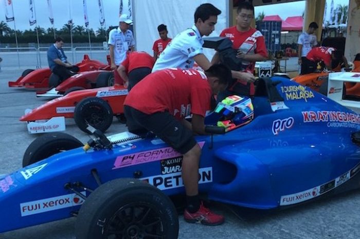 Pebalap Indonesia, Presley Martono, melakukan persiapan akhir sebelum turun pada sesi latihan bebas seri keenam Formula 4 South East Asia (F4 SEA) di Sirkuit Sepang, Malaysia, Sabtu (21/1/2017).