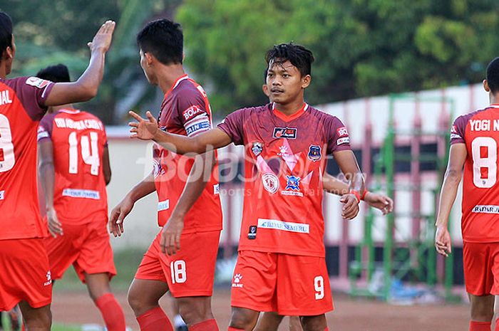Pemain Persigo Semeru FC merayakan kemenangan mereka atas PS Mojokerto Putra pada laga pekan ke-5 Grup Timur Liga 2 di Stadion Semeru Lumajang, Jawa Timur, Senin (14/05/2018) sore.