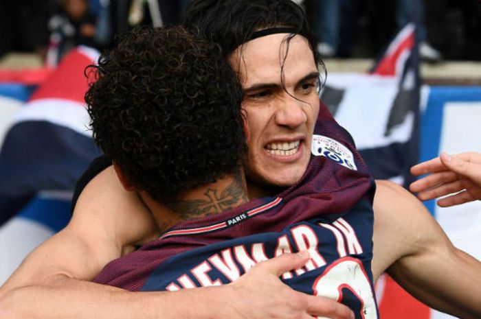 Penyerang Paris Saint-Germain, Edinson Cavani, memeluk rekan setimnya, Neymar, usai mencetak gol pada laga Liga Prancis melawan Montpellier di Stadion Parc des Princes, Paris, Sabtu (27/1/2018).