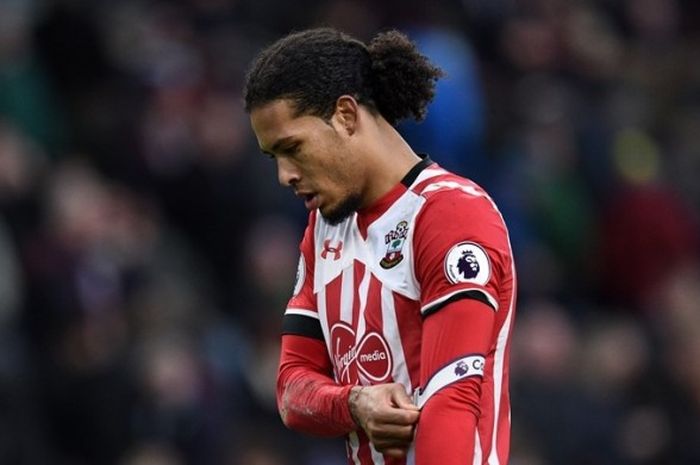 Pemain belakang Southampton, Virgil van Dijk, berjalan meninggalkan lapangan saat melawan Burnley pada partai Premier League - kasta teratas Liga Inggris - di Stadion Turf Moor, 14 Januari 2017.