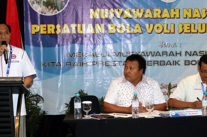 Ketua Umum PBVSI Imam Sudjarwo (kiri) berbicara setelah kembali terpilih sebagai Ketua Umum di Hotel Novotel Samator, Surabaya, Sabtu (15/9/2018).
