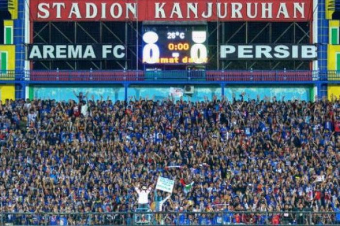 Aksi Aremania saat laga Arema FC versus Persib Bandung di Stadion Kanjuruhan, Malang, Sabtu (12/8/2017).