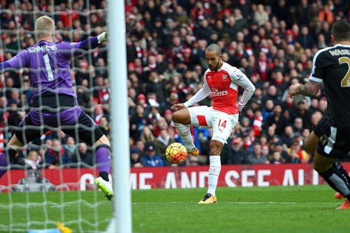 Aksi Theo Walcott saat mencetak gol Arsenal ke gawang Leicester, 14 Februari 2016. 