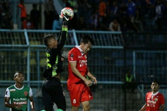 Kiper PS TNI, Teguh Amiruddin, berhasil menangkap bola pada pertandingan lanjutan penyisihan Grup B Piala Presiden 2017 melawan Persija Jakarta di Stadion Kanjuruhan, Malang, Minggu (5/2/2017). 