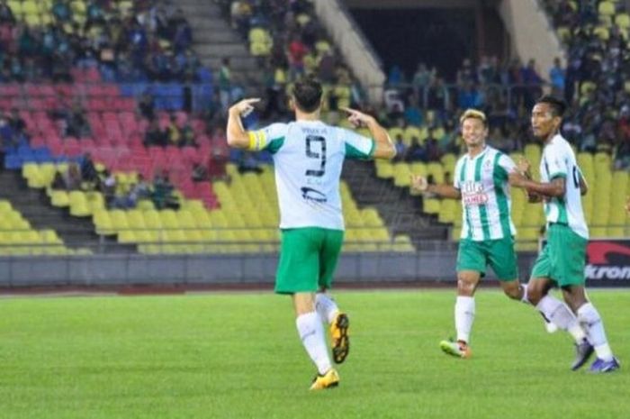 Striker Melaka United, Ilija Spasojevic merayakan gol keduanya ke gawang ATM FA di Stadion Hang Jebat, Sabtu (21/5/2016) malam. 