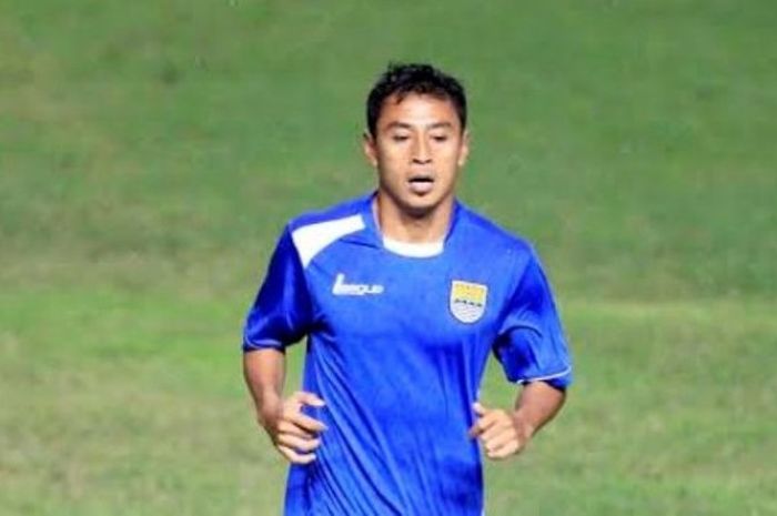 Penyerang Persib, Samsul Arif dalam sebuah latihan timnya di Stadion Wibawa Mukti, Kab. Bekasi. Samsul siap bersaing dengan pemain Persib lainnya.