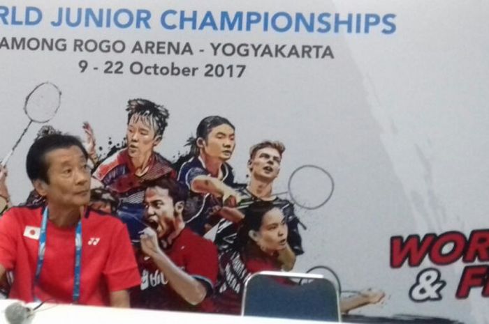 Pelatih kepala tim Jepang, Hiroyuki Hasegawa, saat menghadiri sesi konferensi pers setelah pertandingan semifinal antara Jepang dan China pada kategori beregu Kejuaraan Dunia Junior di GOR Among Rogo, Yogyakarta, Jumat (13/10/2017).