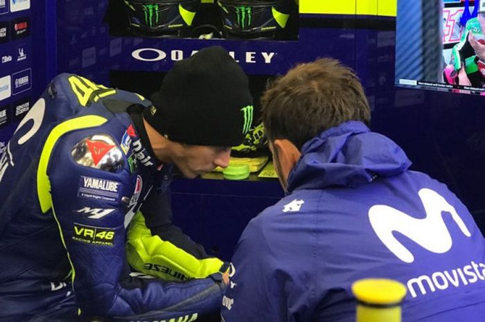 Valentino Rossi memberikan komentar saat menyelesaikan tes IRTA di Valencia, Spanyol soal tim Movistar Yamaha.