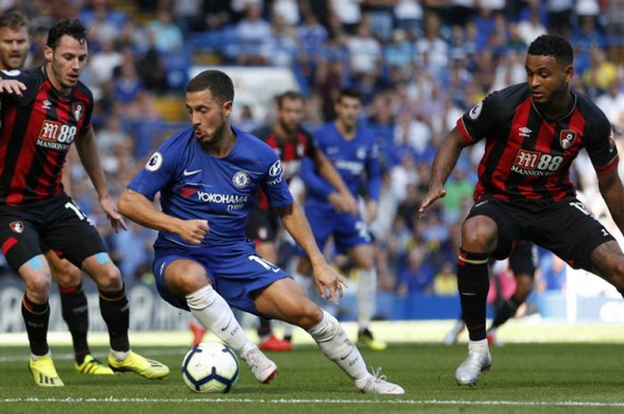 Aksi penyerang Chelsea, Eden Hazard (tengah), dalam pertandingan Liga Inggris 2018-2019 menghadapi Bournemouth di Stadion Stamford Bridge, London, Inggris, pada Sabtu (1/9/2018).