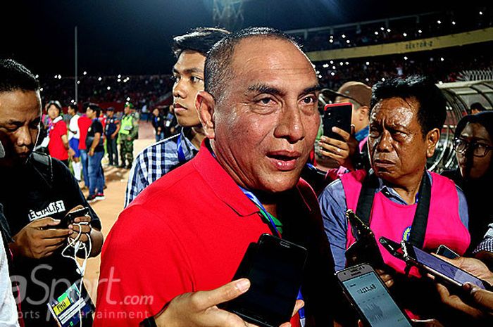      Ketua PSSI, Edy Rahmayadi seusai memberi penghargaan kepada Juara Piala AFF U 16 2018 di Stadion Gelora Delta Sidoarjo, Jawa Timur, Sabtu (11/08/2018) malam.     