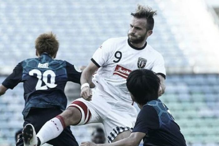 Pemain Bali United Ilija Spasojevic saat melawan Yangon United di Stadion Thunuwwa, Myanmar, Rabu (11/4/2018)