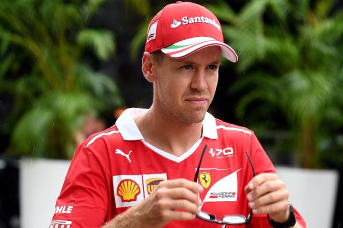 Pebalap Ferrari dari Jerman, Sebastian Vettel, terlihat berada di area paddock menjelang GP Malaysia di Sirkuit Sepang Internasional, Kamis (28/9/2017).