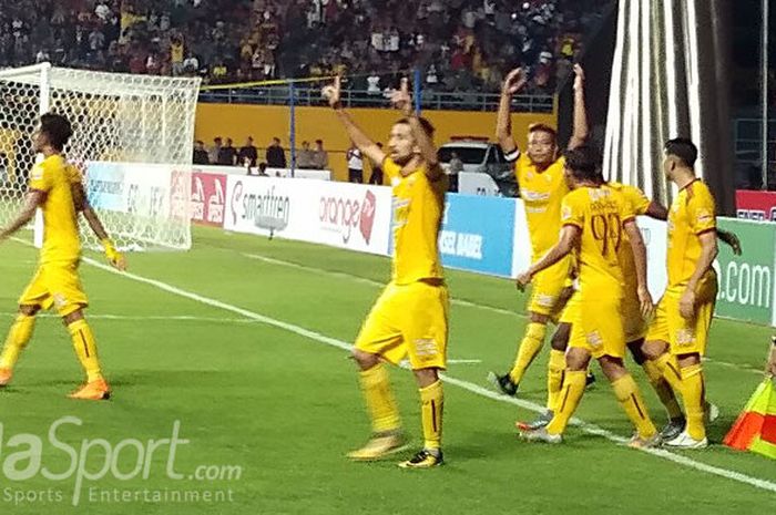  Pemain Sriwijaya melakukan selebrasi setelah berhasil menyamakan kedudukan 1-1 atas tamunya Persib Bandung, Minggu (1/4/2018) di Stadio Gelora Sriwijaya Jakabaring Palembang. 