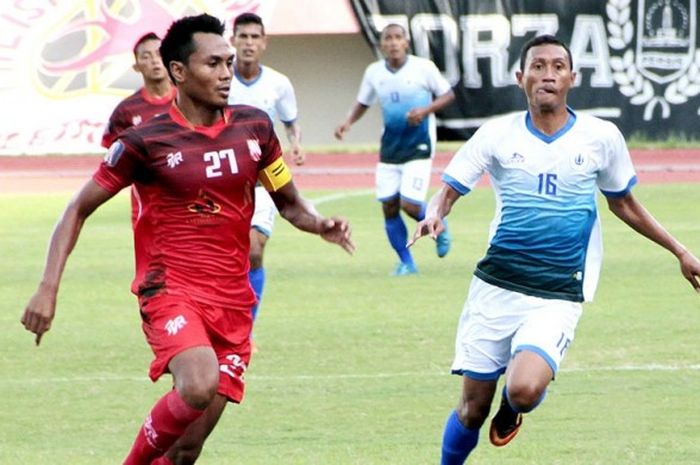 PSCS Cilacap Rendy Saputra (putih), saat laga melawan Persis dalam laga lanjutan Indonesia Soccer Championship B 2016 di Stadion Manahan, Solo, pada Minggu (29/5/2016).