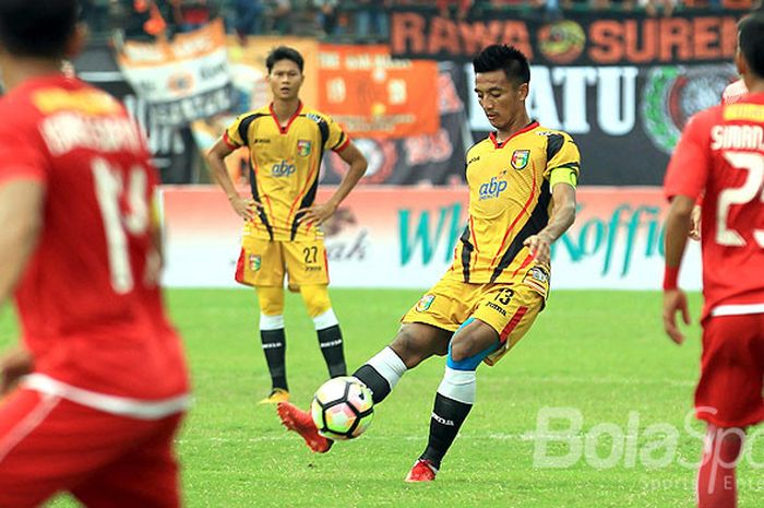 Aksi kapten Mitra Kukar, Bayu Pradana, saat melawan Persija Jakarta pada babak delapan besar Piala Presiden 2018 di Stadion Manahan, Solo, Minggu (4/2/2018).