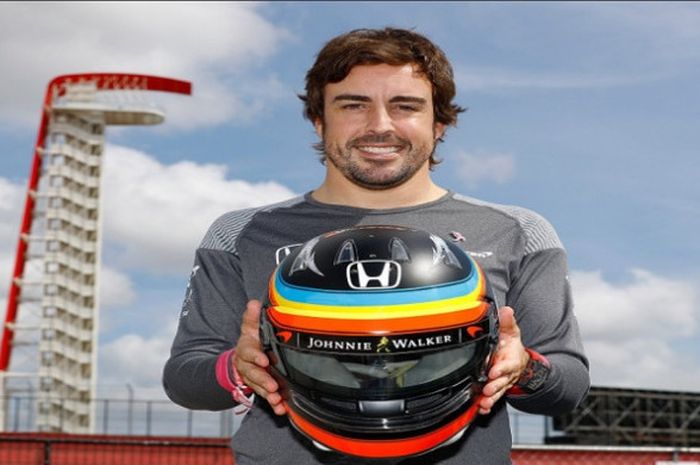 Pebalap McLaren, Fernando Alonso, memamerkan helm baru yang akan digunakan pada saat F1 GP Amerika Serikat, 20-22 Oktober 2017.