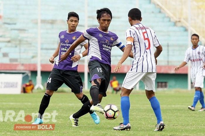Pemain Persik Kediri, Slamet Sampurno saat menghalau pemain Persida Sidoarjo dalam lanjutan Liga 2 yang berakhir dengan skor 2-1 di Stadion Gelora Delta Sidoarjo, Jawa Timur (12/05/2017).