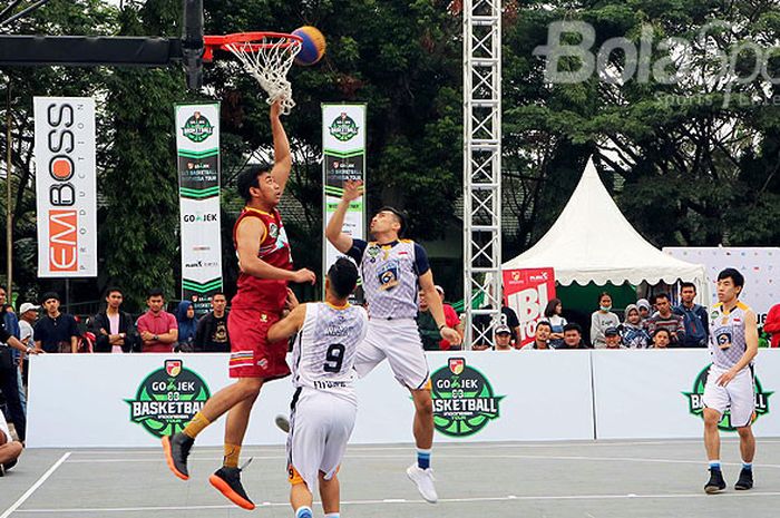 Suasana penyelenggaraan IBL Gojek 3x3 Basketball seri kedua yang digelar di Malang pada 21-22 Juli 2018 bertempat di Lapangan Rampal.