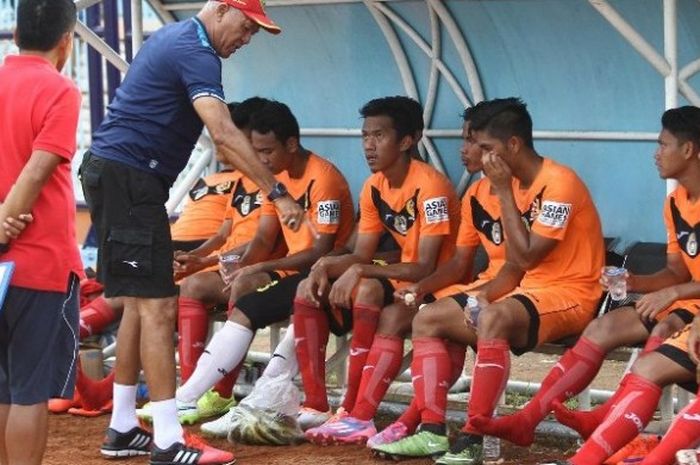 Pelatih Sumsel, Rudy Keltjes, memberi instruksi anak asuhnya pada laga kontra Persela di Stadion Surajaya, Selasa (23/3/2016). 