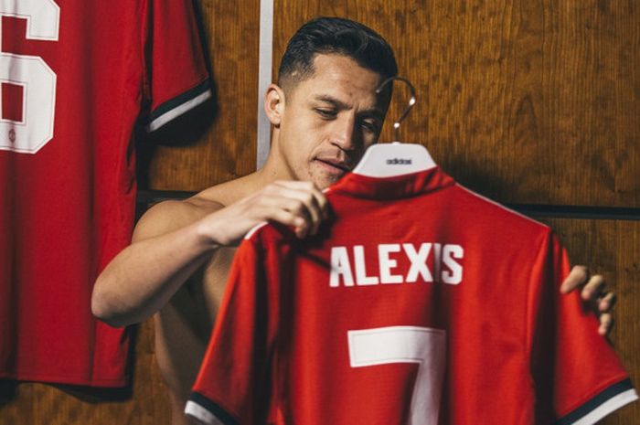Alexis Sanchez saat baru resmi menjadi pemain Manchester United pada Senin (22/1/2018).  