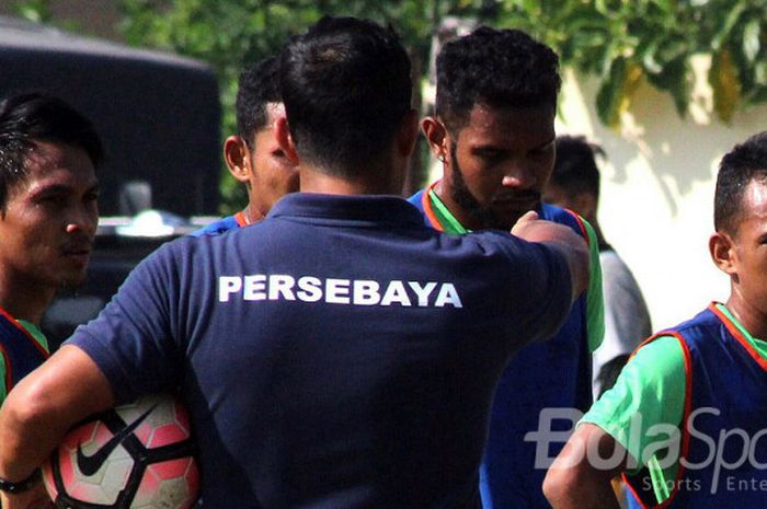 Pelatih dan beberapa pemain Persebaya Surabaya sedang bersiap menjalani latihan rutin.