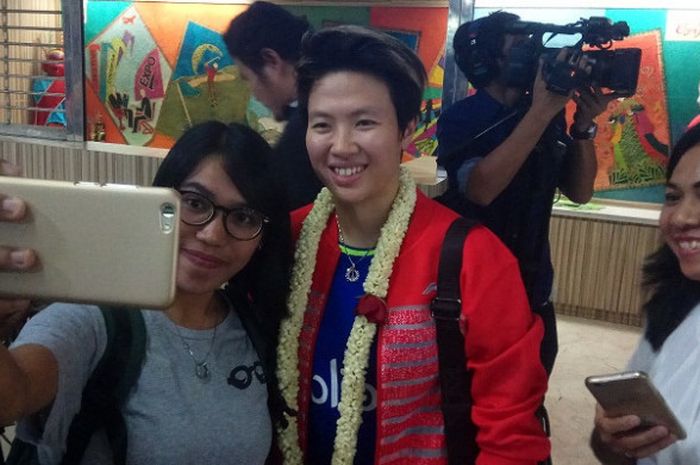 Pemain ganda campuran Indonesia, Liliyana Natsir, diajak berswafoto saat tiba di Bandara Soekarno-Hatta, Tangerang, Selasa (29/8/2017).