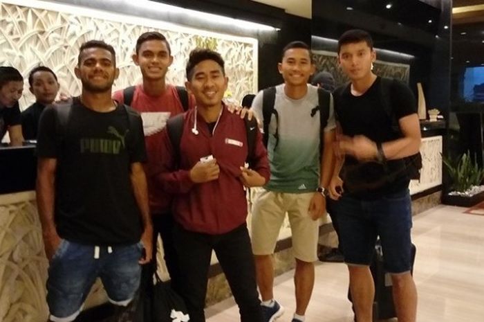 Empat pemain Bali United (dari kiri ke kanan), Yabes Roni, Miftahul Hamdi, Ricky Fajrin, dan Dicky Indrayana, yang dipangggil pada training camp (TC) timnas U-22 di Bali, 21-28 Mei 2017, didampingi massaeurnya (tengah) tiba di Hotel Aston, Denpasar, Bali, Senin (22/5/2017).