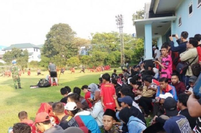 Latihan perdana Persija Jakarta pasca libur Lebaran di saksikan oleh banyak penonton.