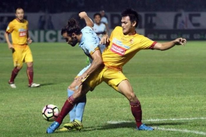 Gelandang serang Persela, Jose Coelho berebut bola dengan bek tengah Sriwijaya FC, Bobby Satria (kanan) pada laga pekan kesembilan Liga 1 musim 2017 di Stadion Surajaya, Lamongan, Kamis (1/6/2017) malam. 