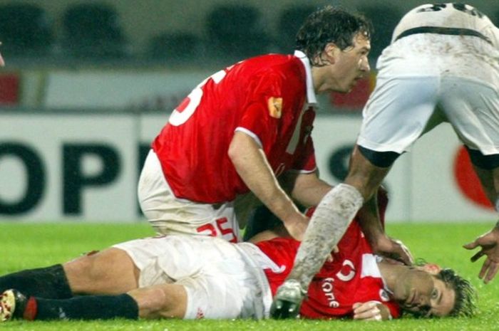 Pemain Benfica, Miklos Feher, tergeletak dalam pertandingan Liga Portugal kontra Vitoria Guimaraes di Stadion Guimaraes, 25 Januari 2004.