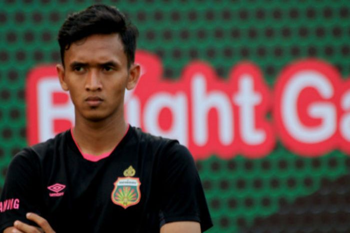 Bek kiri Bhayangkara FC, Dany Saputra saat mengikuti latihan di Stadion PTIK, Jakarta Selatan pada Rabu (18/7/2018).