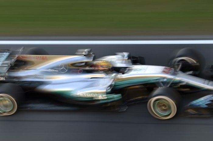 Pebalap Mercedes, Lewis Hamilton, memacu mobil pada sesi latihan pertama GP Spanyol di Circuit de Barcelona-Catalunya, Jumat (12/5/2017).