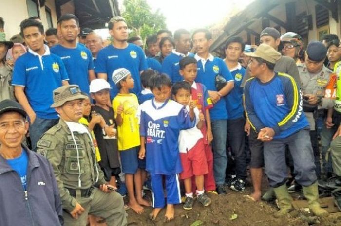 Manajer, pelatih, dan para pemain Persib ketika mengunjungi lokasi banjir bandang di Garut.
